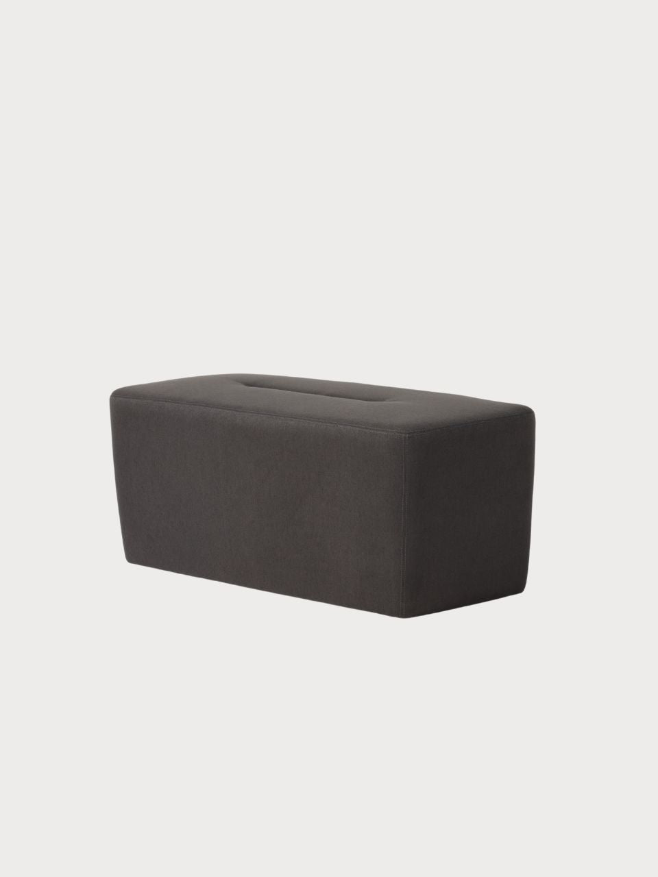Banco rectangular con tejidos de terciopelo y tela.