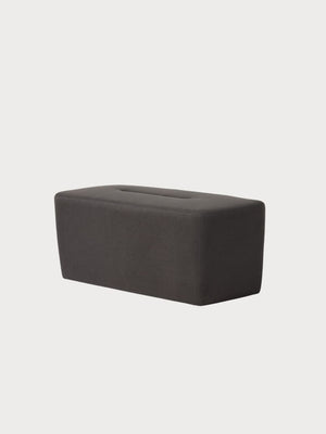 Banco rectangular con tejidos de terciopelo y tela.