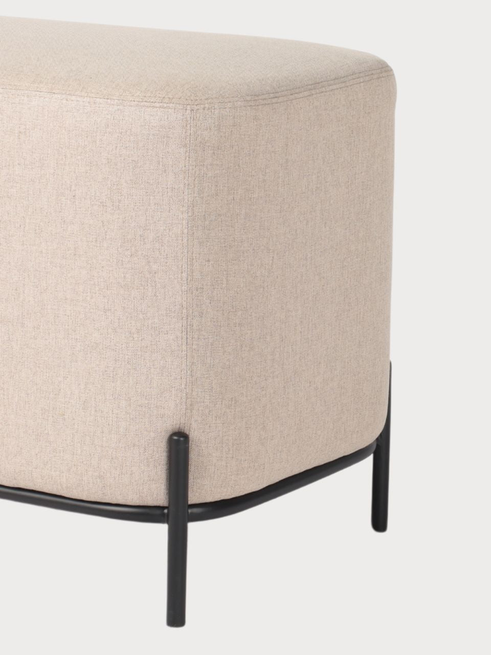 Banco rectangular tejido tela gris oscura y beige con estructura metálica negra