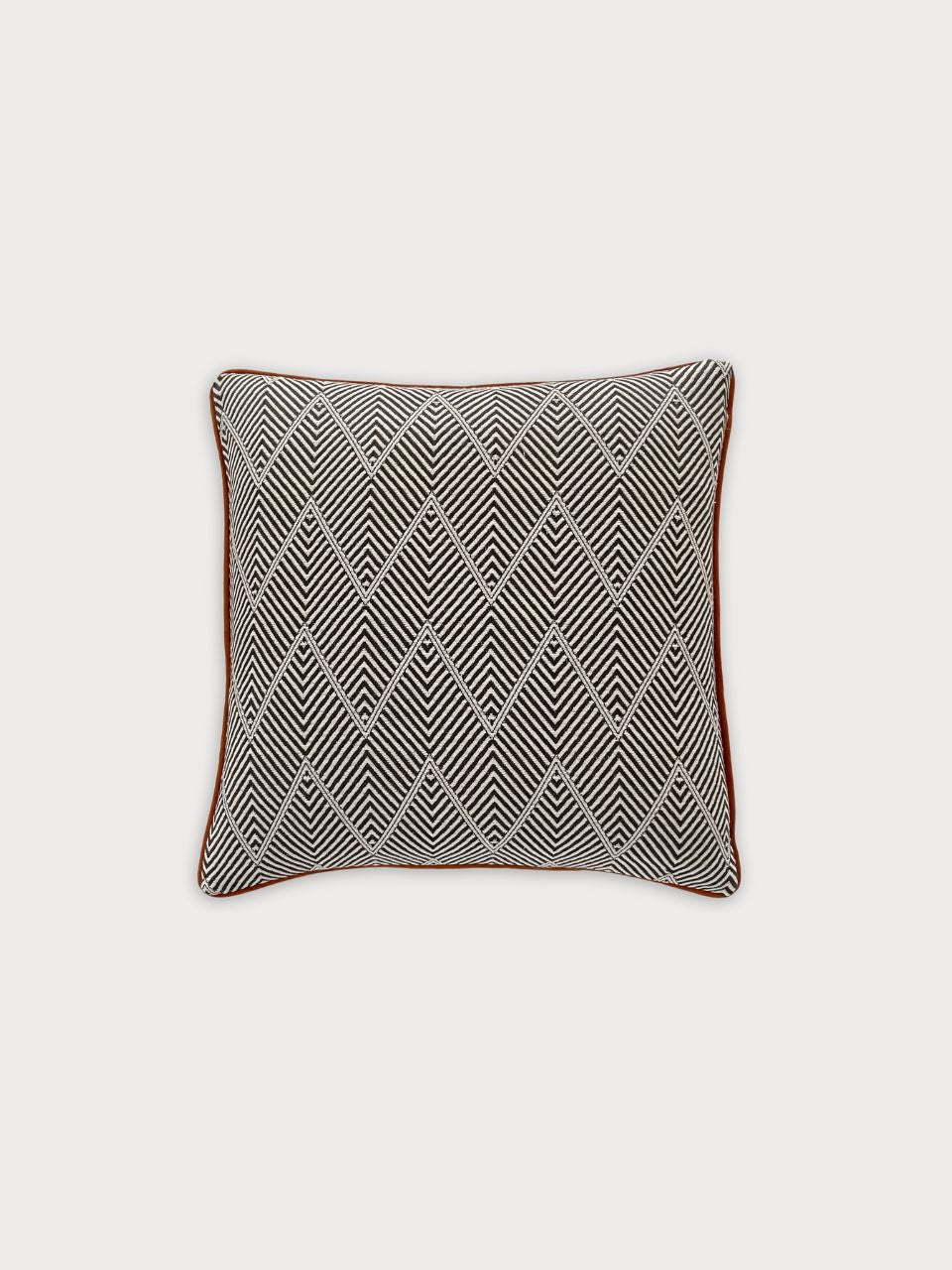 Cojín con estampados geométricos y borde burdeos, disponible en 2 tamaños, con relleno incluido