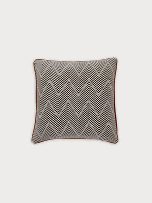 Cojín con estampados geométricos y borde burdeos, disponible en 2 tamaños, con relleno incluido