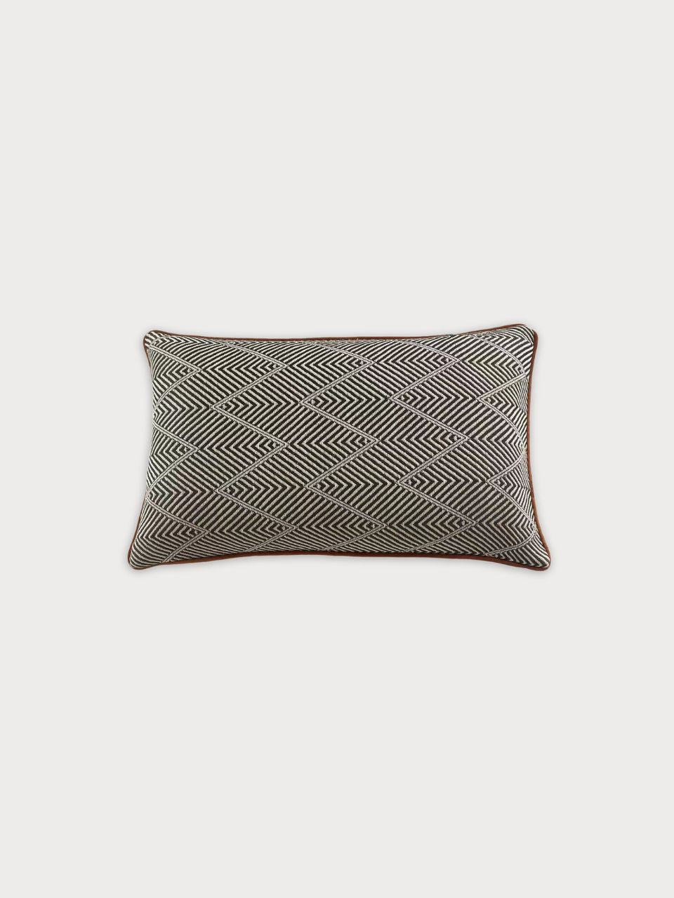 Cojín con estampados geométricos y borde burdeos, disponible en 2 tamaños, con relleno incluido
