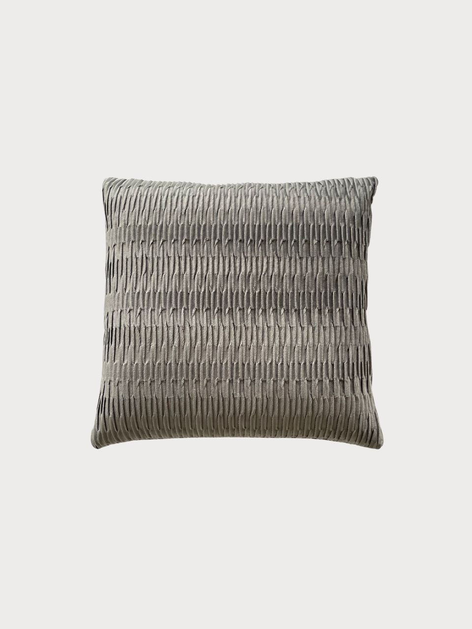 Cojín cuadrado con texturas en acabado gris con relleno incluido.