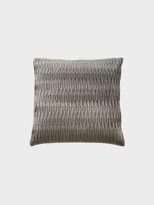 Cojín cuadrado con texturas en acabado gris con relleno incluido.