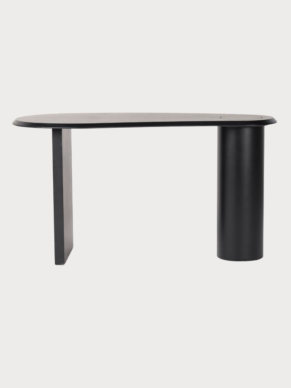 Mesa de escritorio de madera chapada negra en vista lateral en ambiente.