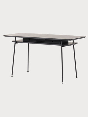Mesa de escritorio moderna con patas metálicas oscuras