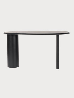 Mesa de escritorio de madera chapada negra en vista frontal.