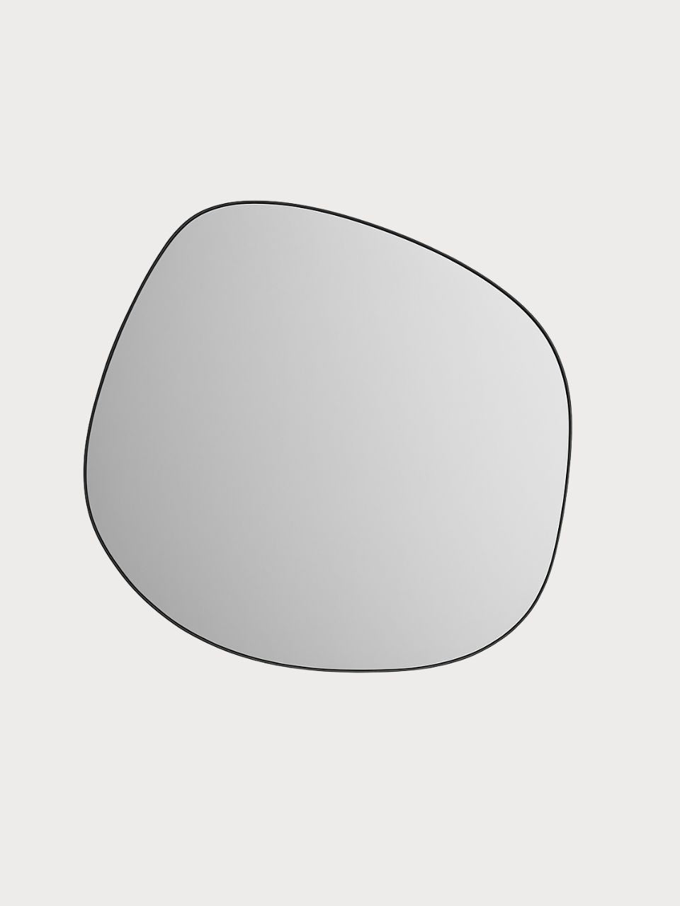 Espejo de diseño irregular negro.