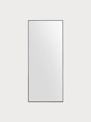 Espejo de pared rectangular con marco negro.