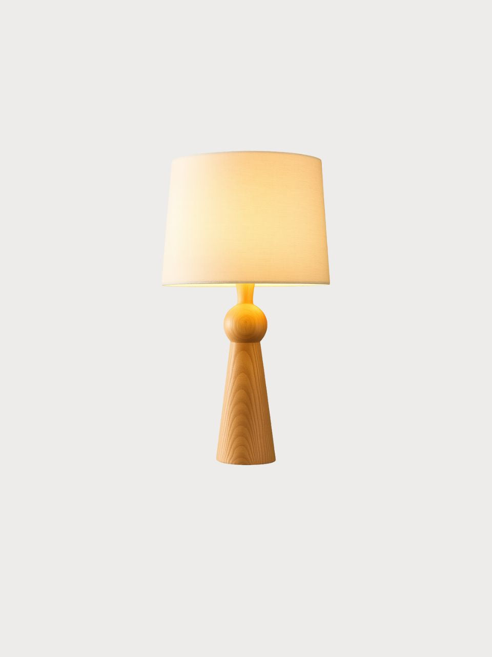 Lámpara de mesa con base de madera y pantalla tela