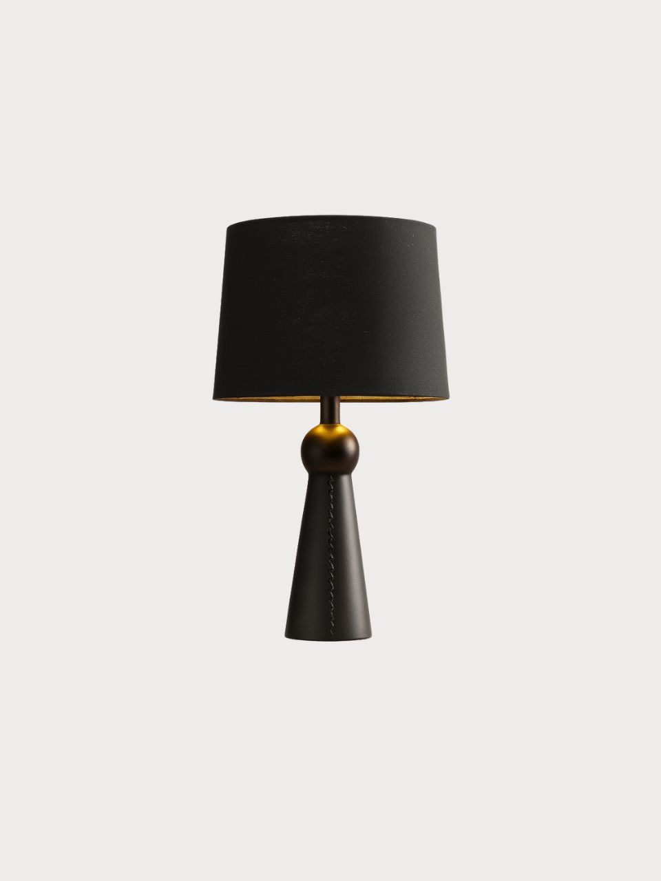 Lámpara de mesa con base de madera y pantalla tela
