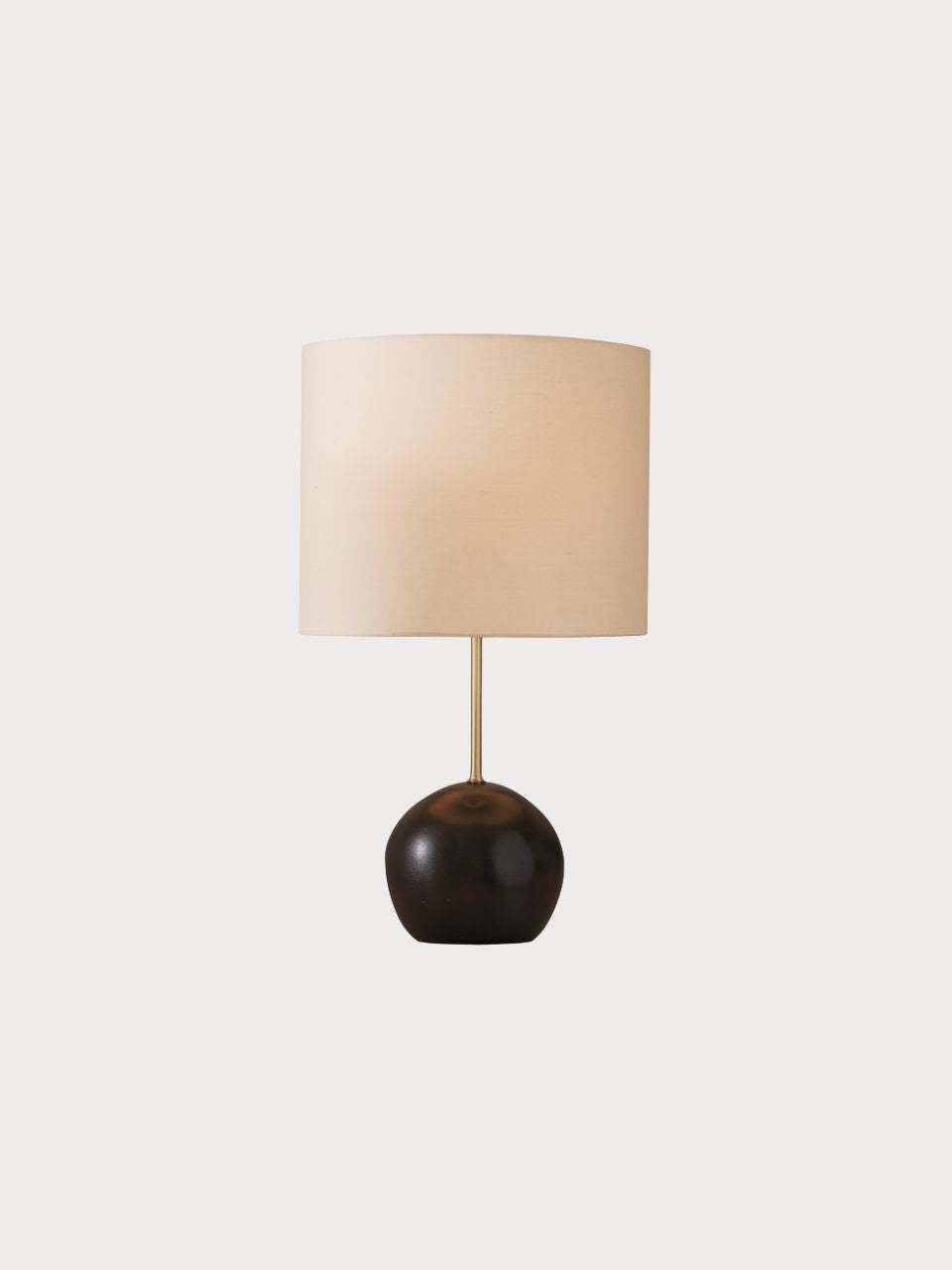 Lámpara de mesa con base de madera y pantalla tela beige