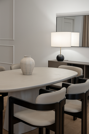 Lámpara de mesa de madera con pantalla beige.