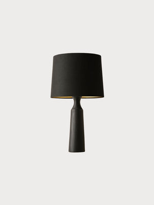 Lámpara de mesa con base de madera y pantalla tela