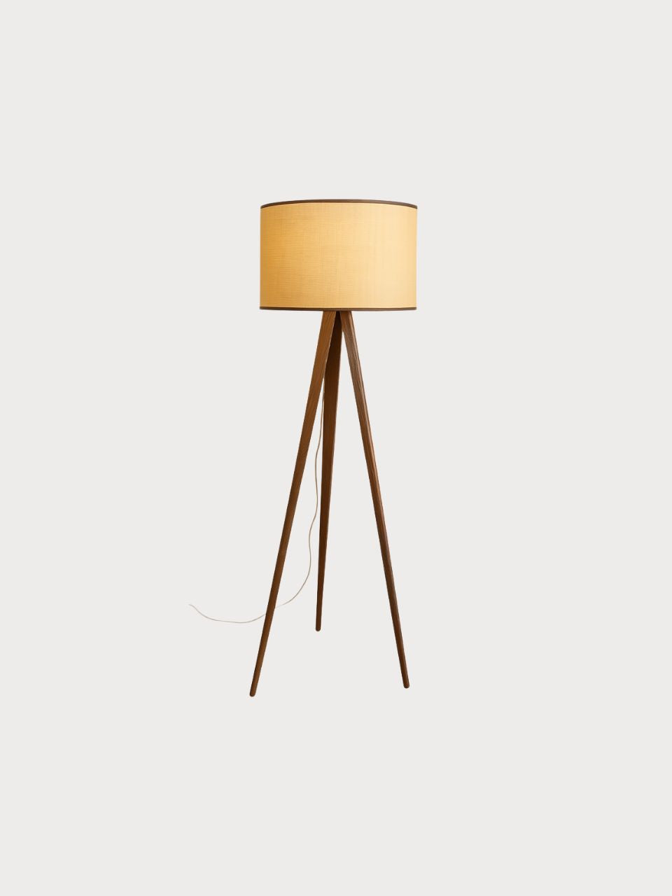 Lámpara de pie con base de madera y pantalla de ratán