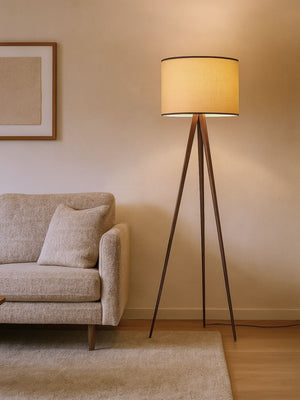 Lámpara de pie con base de madera y pantalla de ratán.