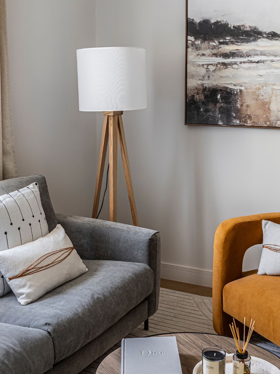 Lámpara de pie con base de madera y pantalla tela blanca.
