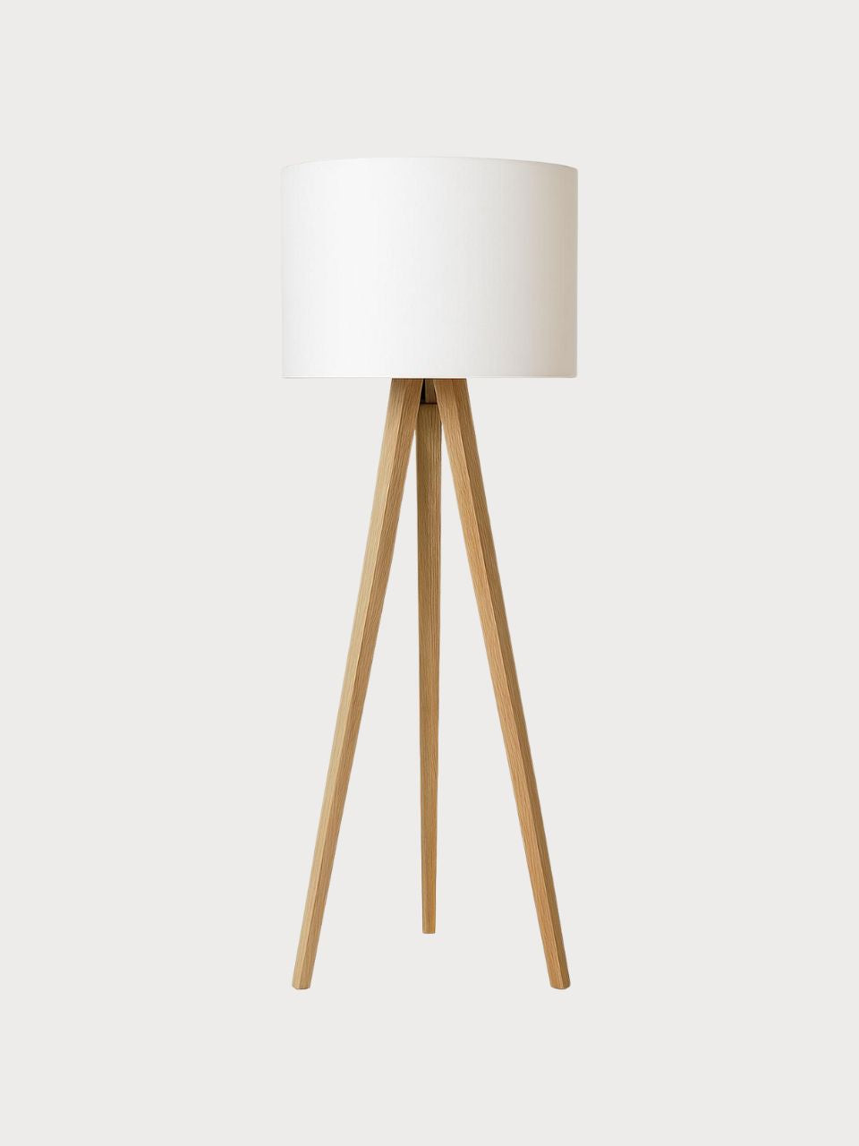Lámpara de pie de madera con pantalla blanca.