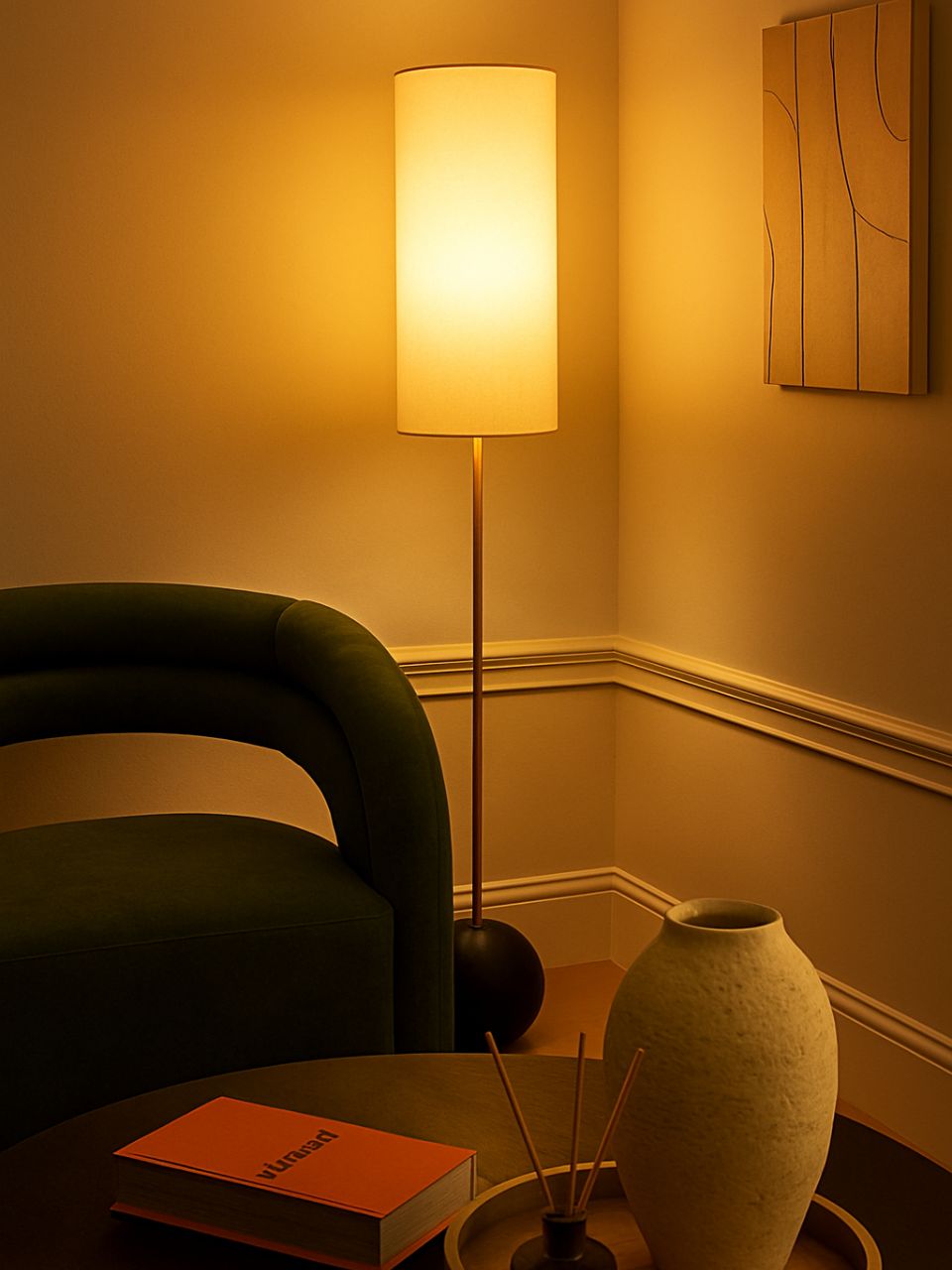 Lámpara de pie con base de madera y pantalla tela beige.