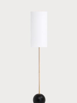 Lámpara de pie con base de madera y pantalla tela beige.