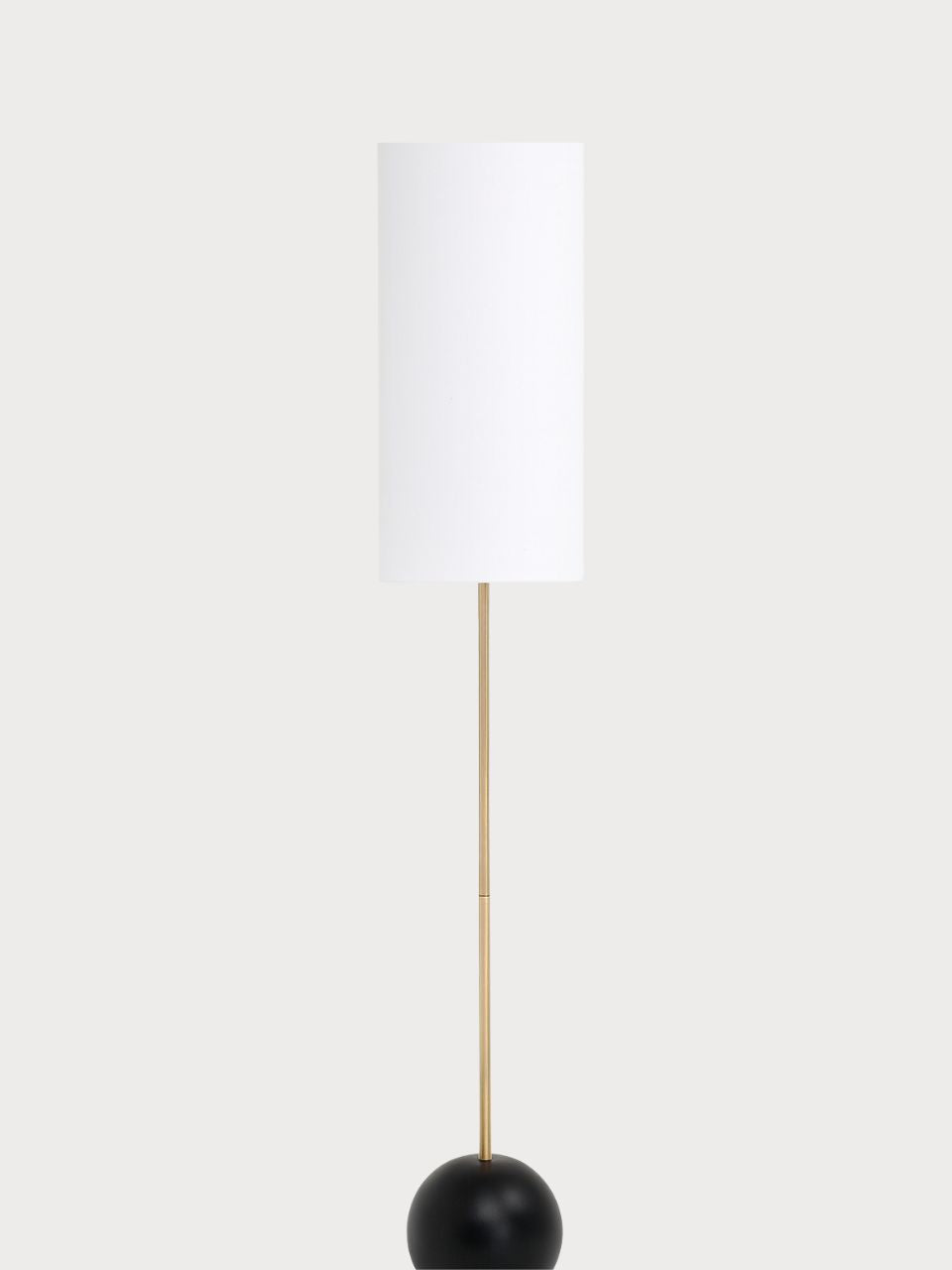 Lámpara de pie con base de madera y pantalla tela beige.