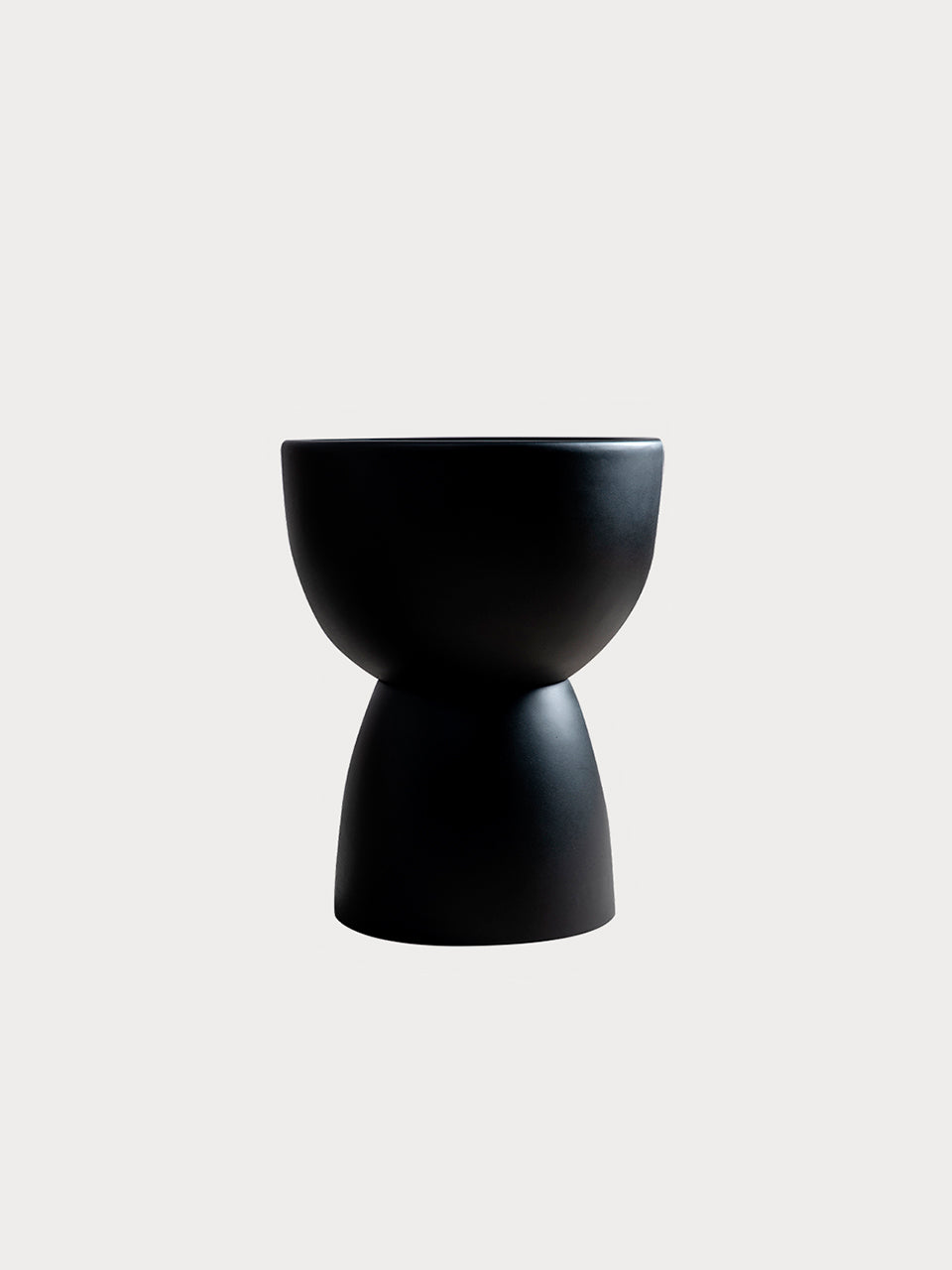 Mesa auxiliar de hormigón negro en vista frontal