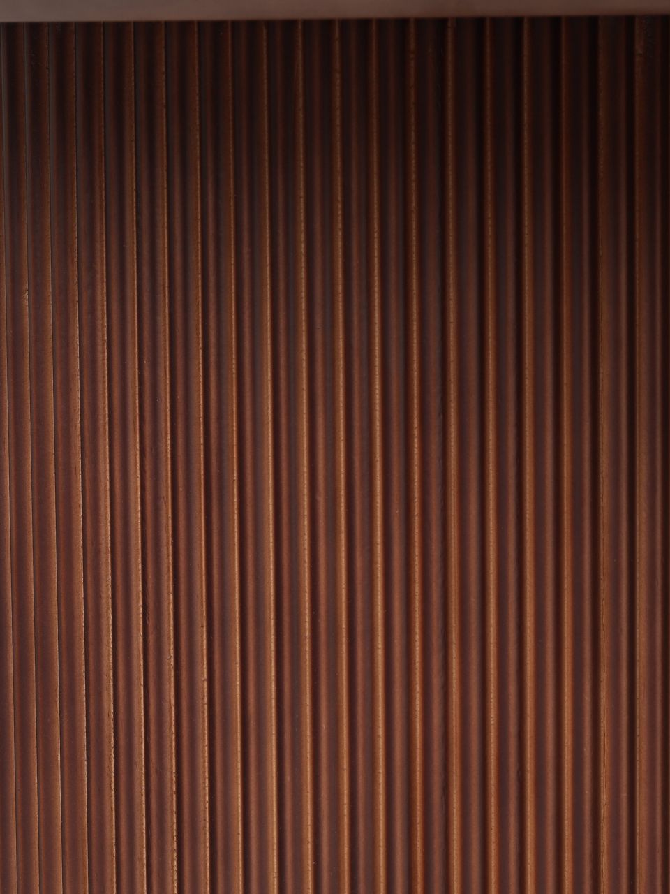 Mesa de comedor de madera acanalada
