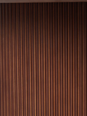Mesa de comedor de madera acanalada