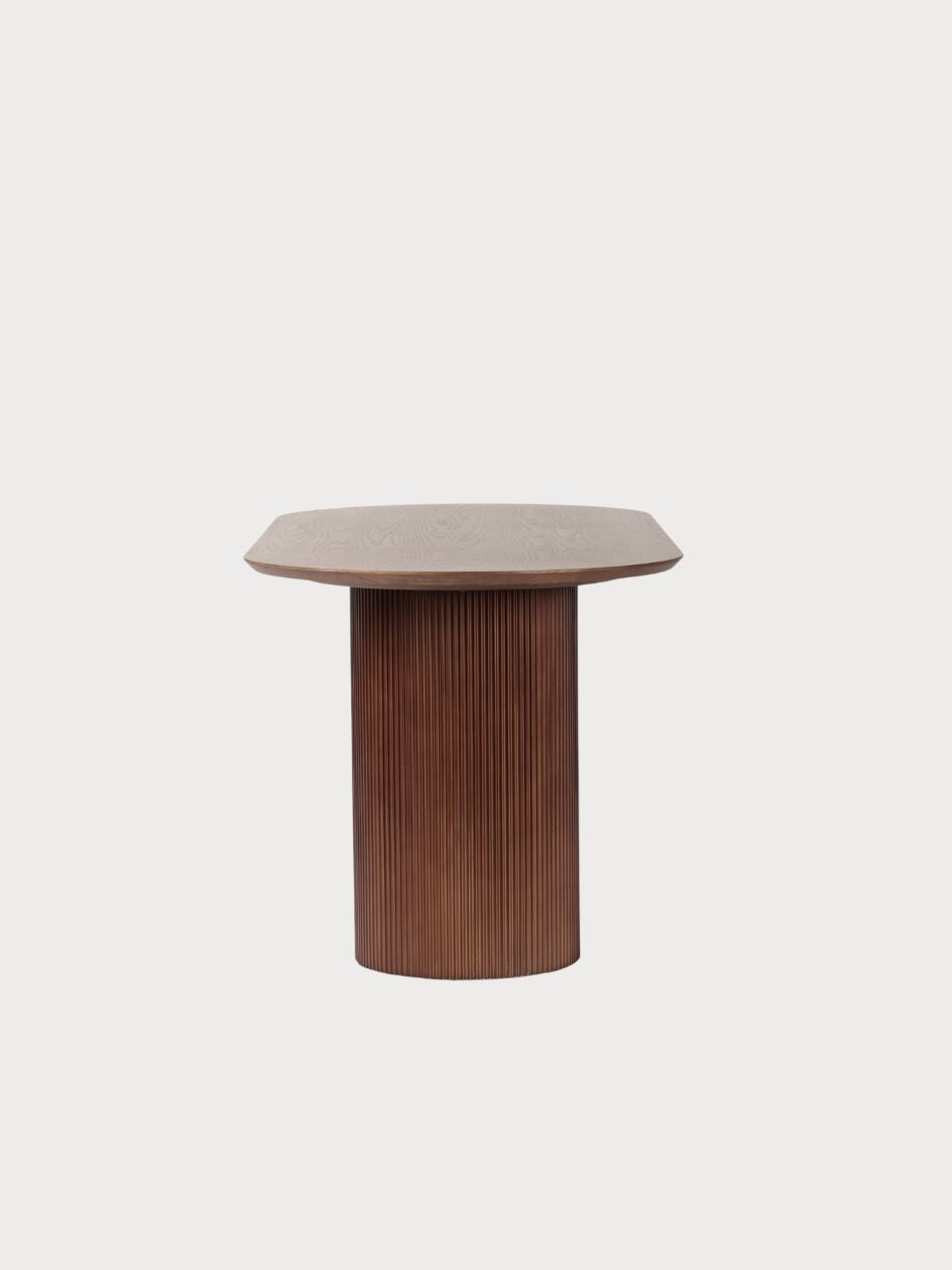 Mesa de comedor de madera acanalada