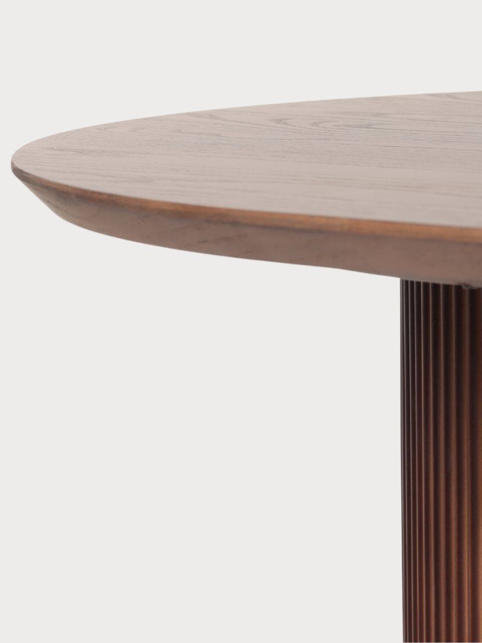 Mesa de comedor de madera acanalada
