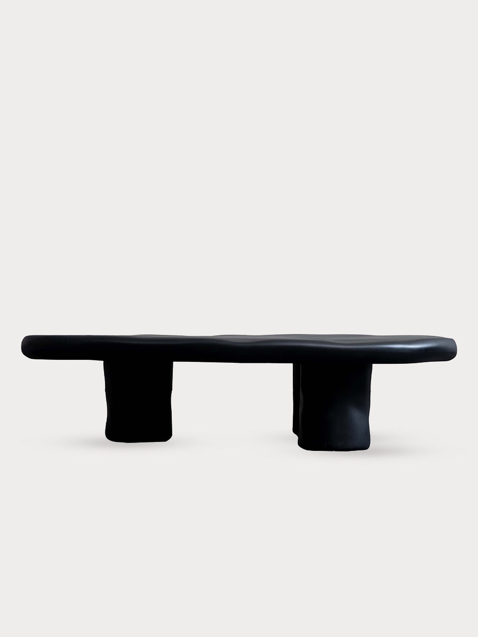 Mesa de centro ovalada con diseño irregular en color negro mate.