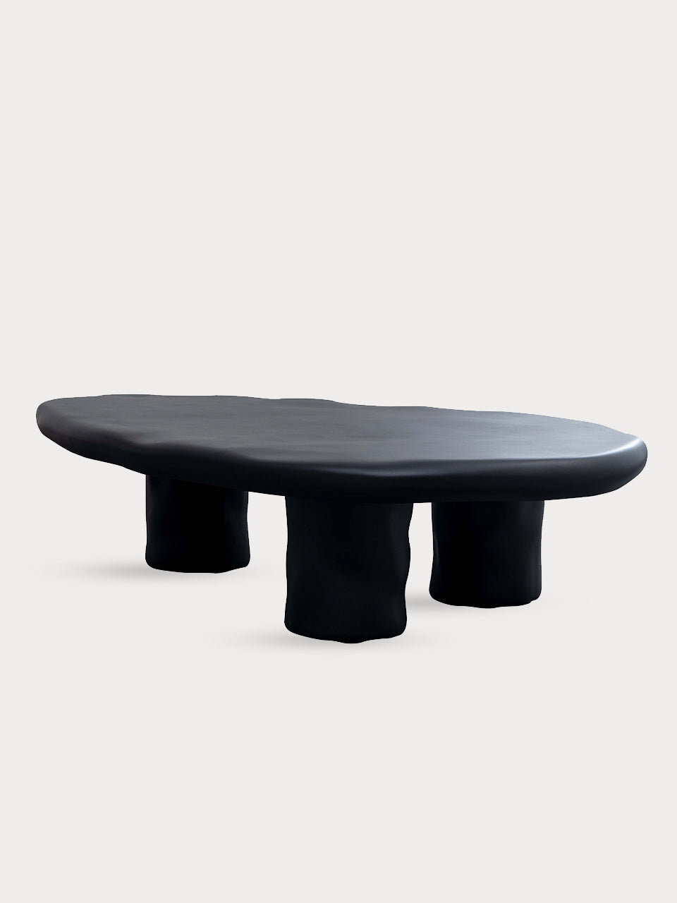 Mesa de centro ovalada con diseño irregular en color negro mate en vista lateral.