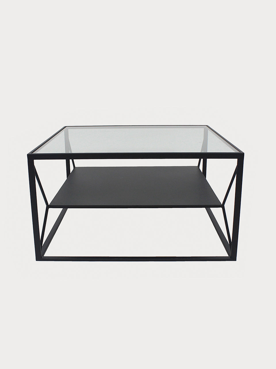 Mesa de acero en acabado negro con tablero de vidrio y un estante en el centro