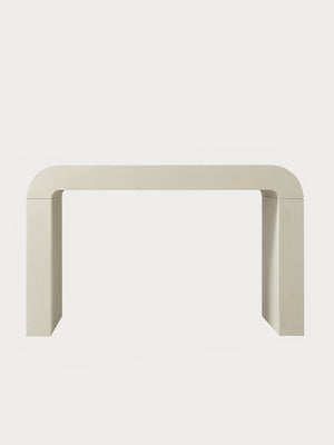 Mesa de escritorio de hormigón estilo minimalista de color beige en vista frontal.