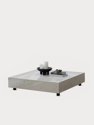 Mesa de centro cuadrada en mármol blanco con patas de madera.