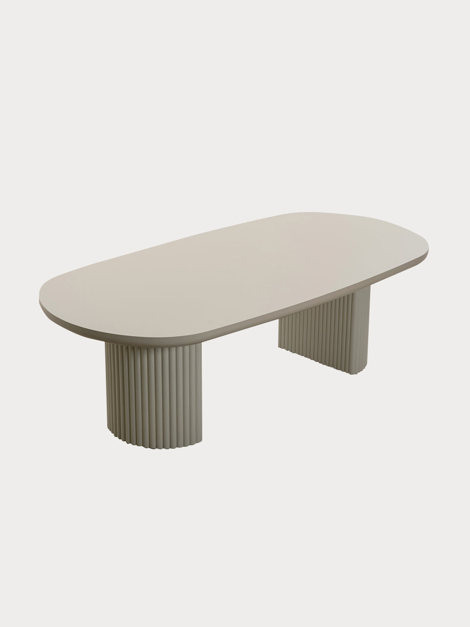 Mesa de comedor ovalada con tablero liso y base acanalada en vista frontal lateral.