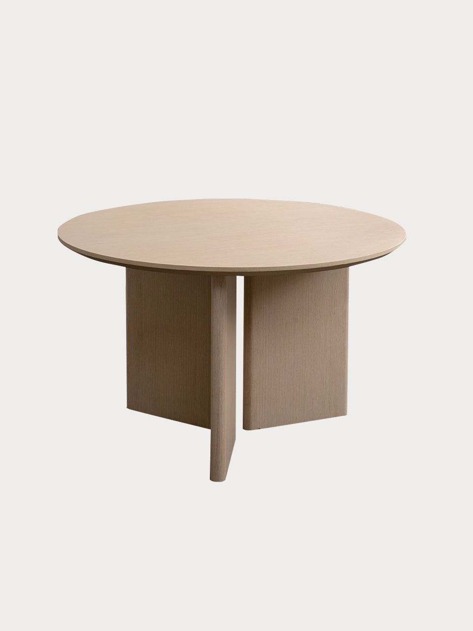 Mesa de comedor en roble natural redonda con tres patas de diseño en vista frontal en picado.
