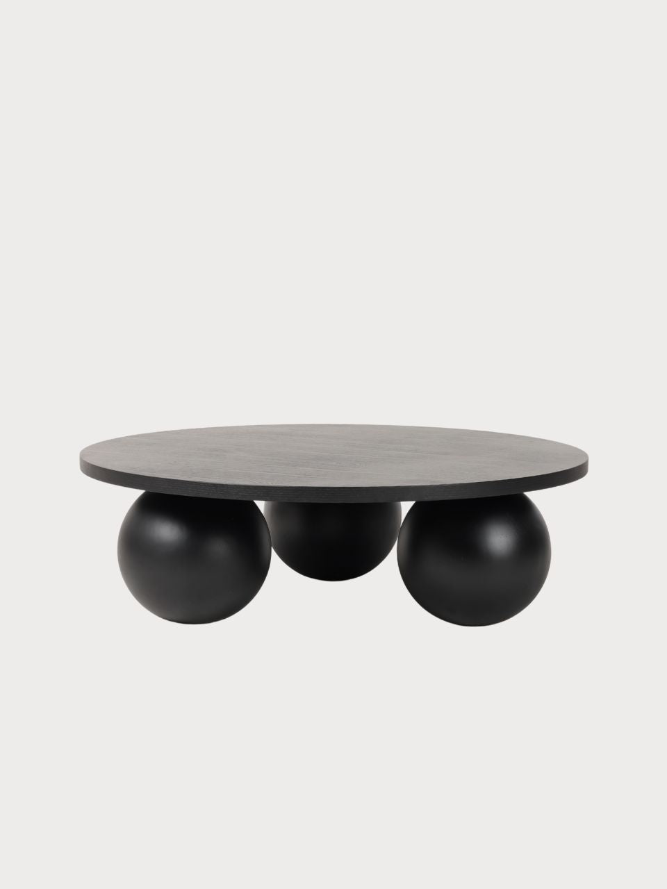 Mesa de centro de diseño con tablero y patas circulares