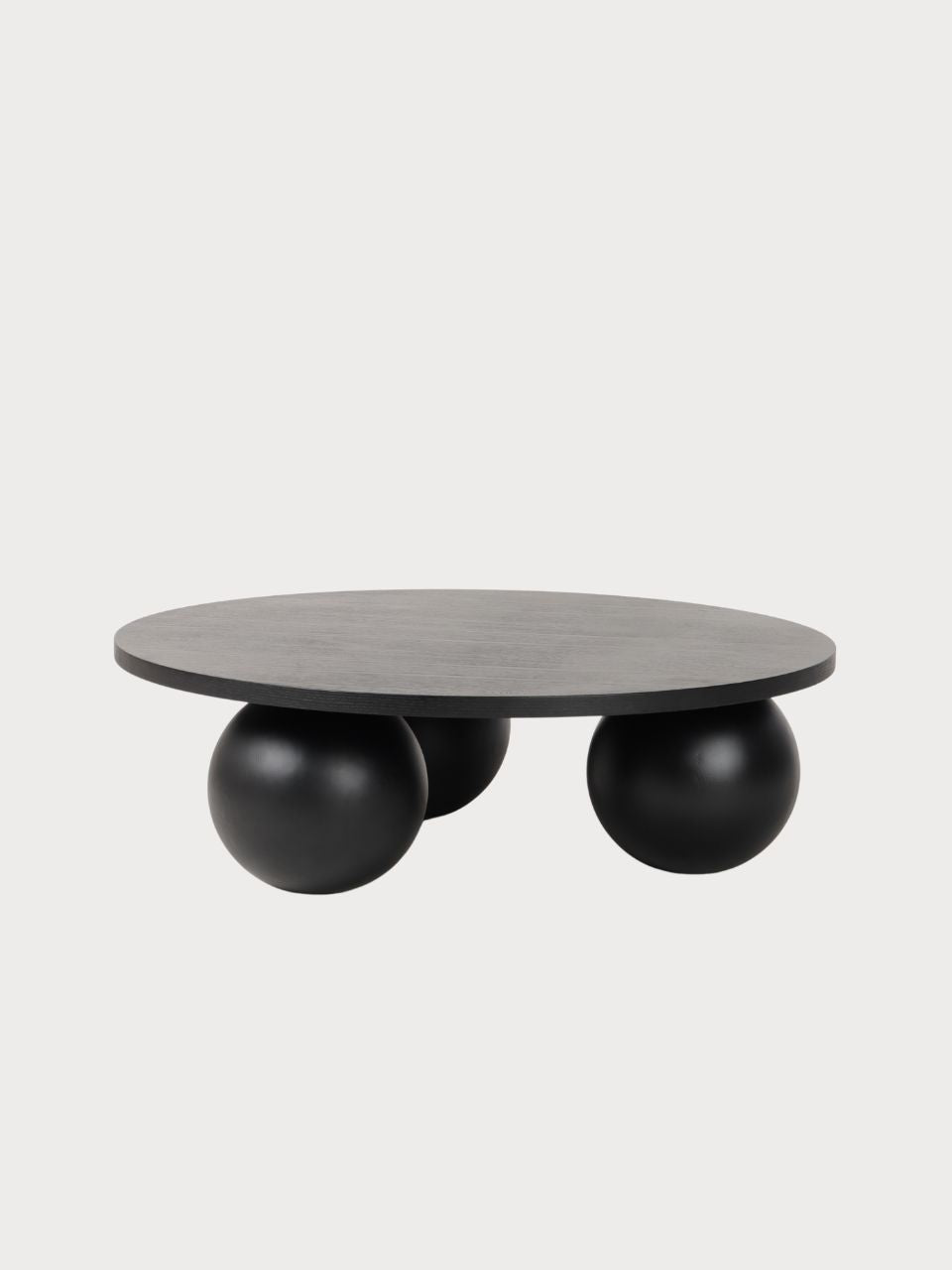 Mesa de centro de diseño con tablero y patas circulares