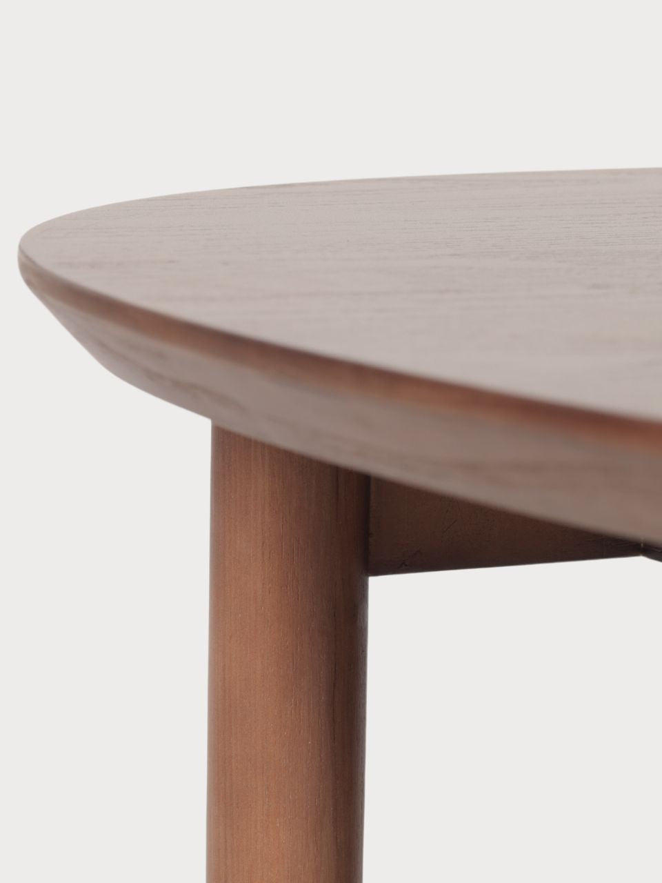 Mesa de centro redonda con tablero de madera