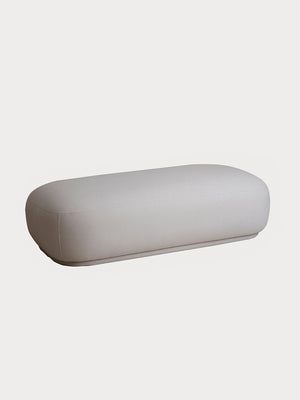 Puf en tejido beige alargado de estilo minimalista en vista frontal lateral.