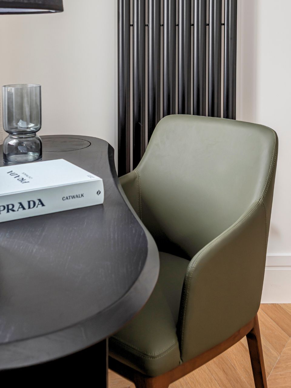 Silla de comedor de cuero verde y patas de madera
