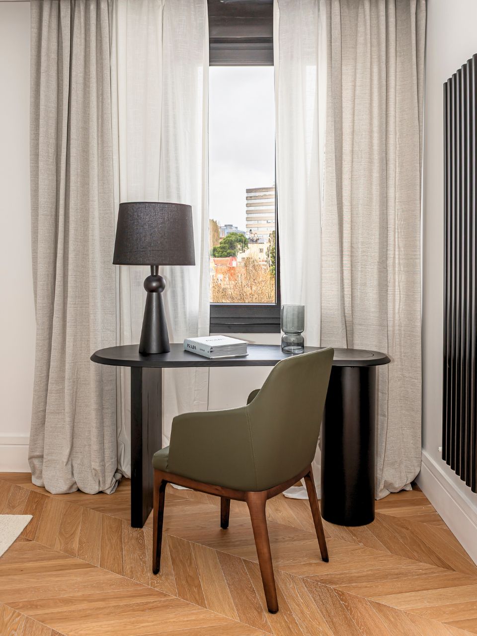 Silla de comedor de cuero verde y patas de madera