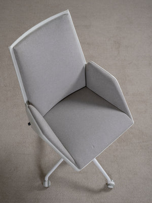 Silla de escritorio en tejido gris y estructura blanca en vista cenital.