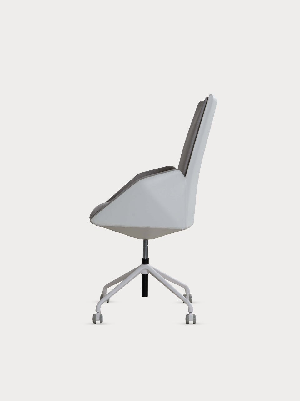 Silla de escritorio en tejido gris y estructura blanca en vista lateral.