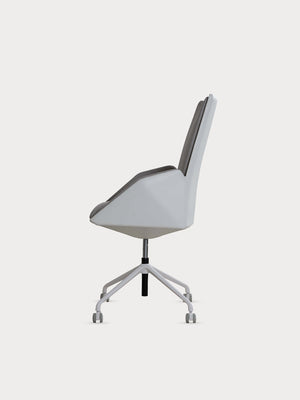 Silla de escritorio en tejido gris y estructura blanca en vista lateral.