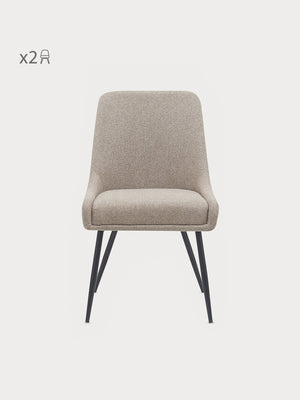 Silla tapizada en tejido beige con patas de metal negro en vista frontal