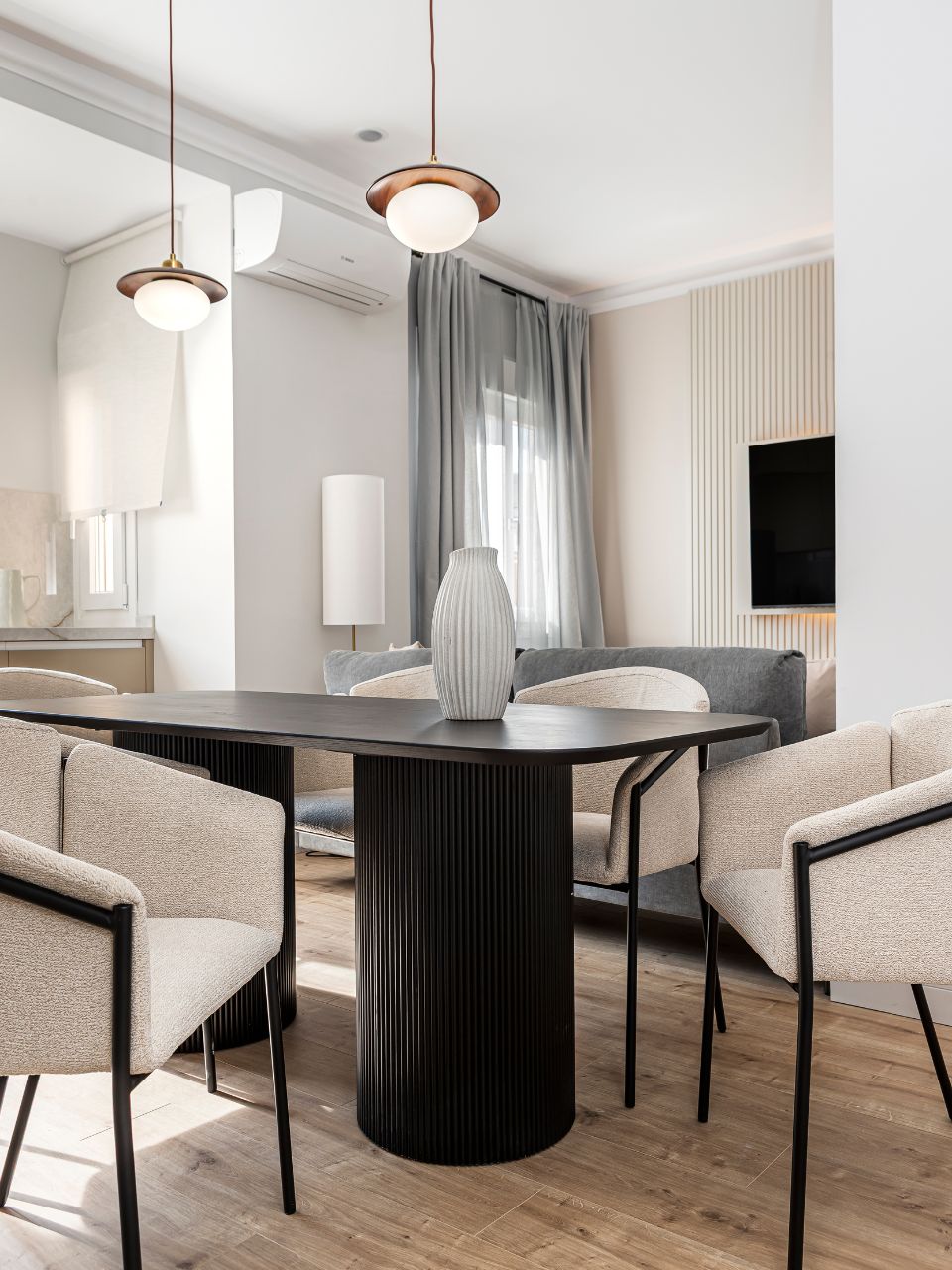 Silla de comedor beige.