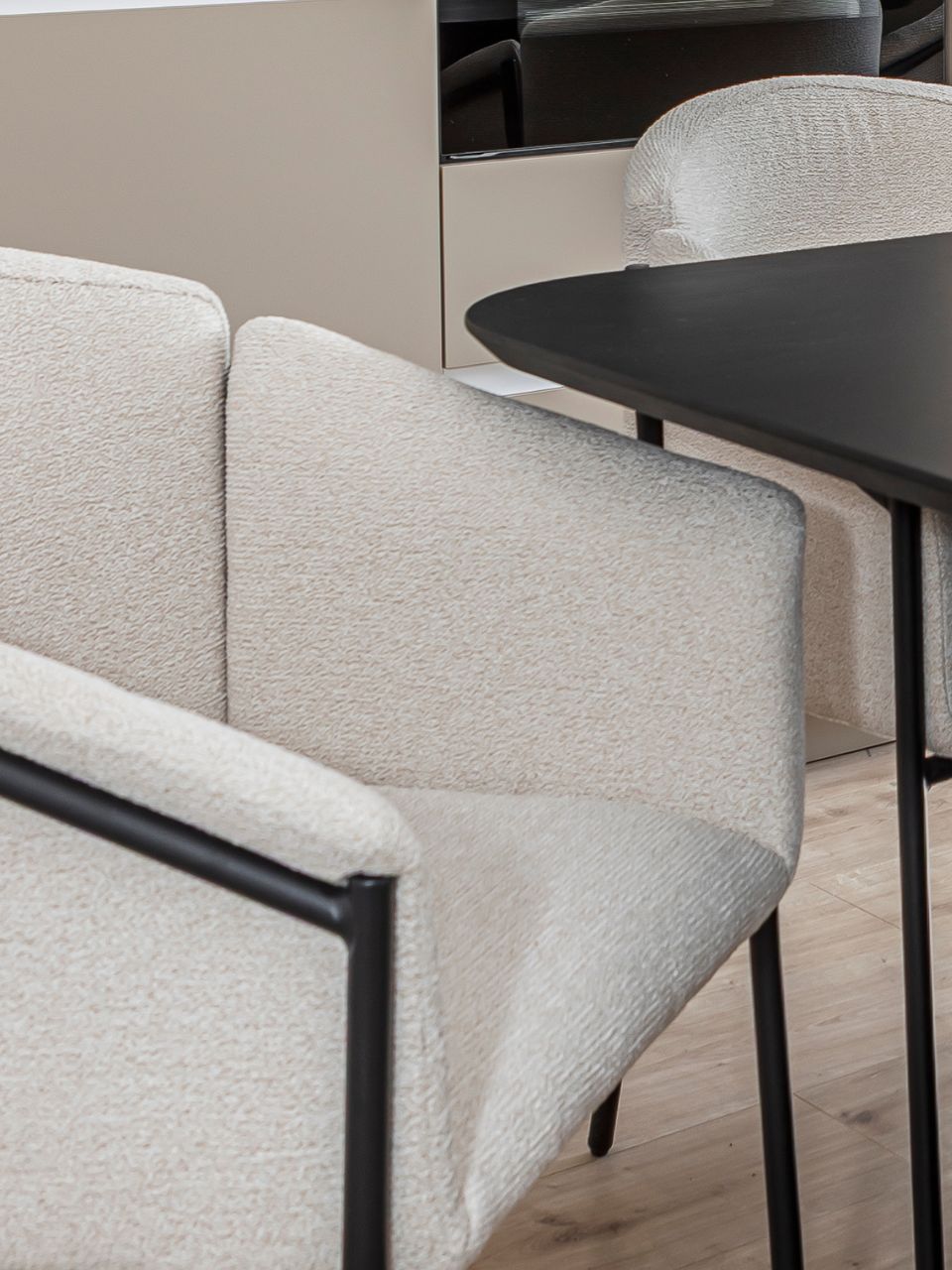 Silla de comedor beige.