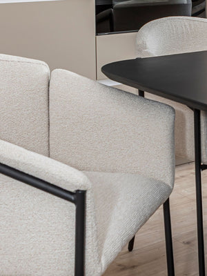 Silla de comedor beige.